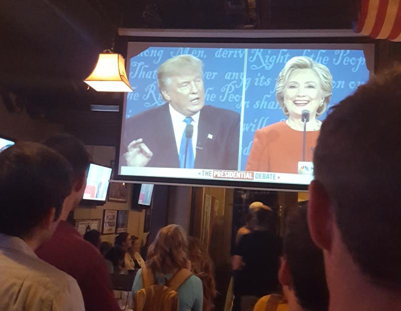 picture of tv screen showcasing debate between D. Trump and H. Clinton